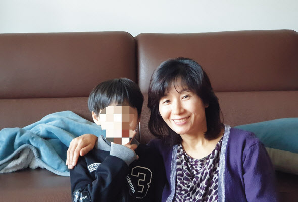 학대피해 아동 김지윤(11·가명)군과 위탁부모 김경애(50)씨. [김경애 씨 제공]