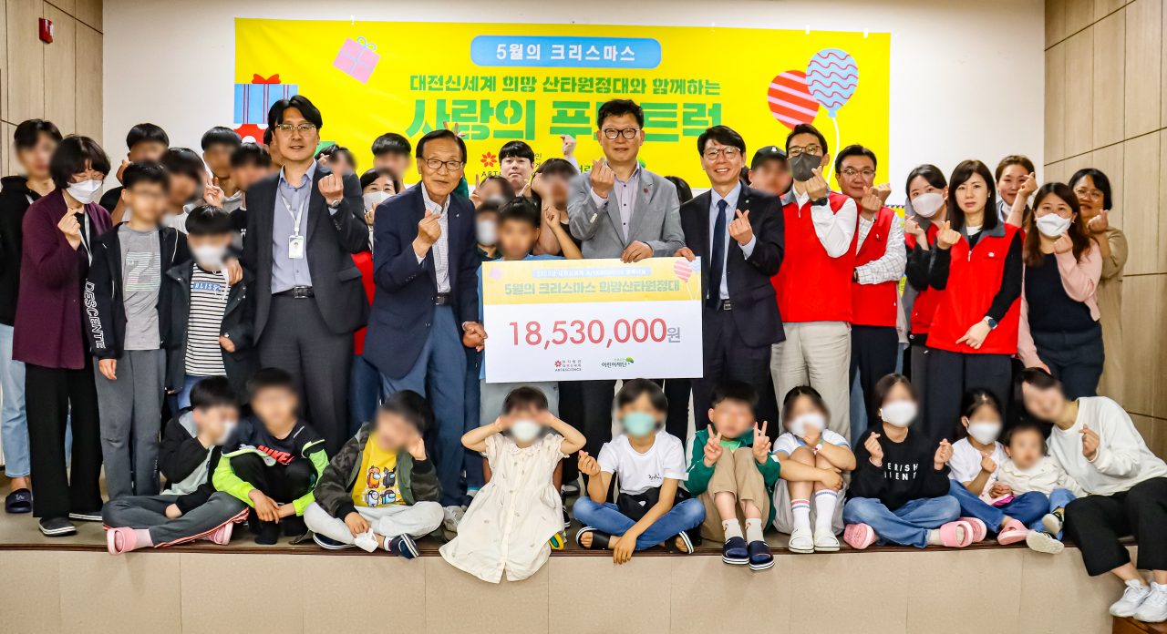 대전신세계 Art & Science가 지난 5일 대전 유성구 소재 천양원에 ‘행복나눔 푸드트럭’을 선물했다.