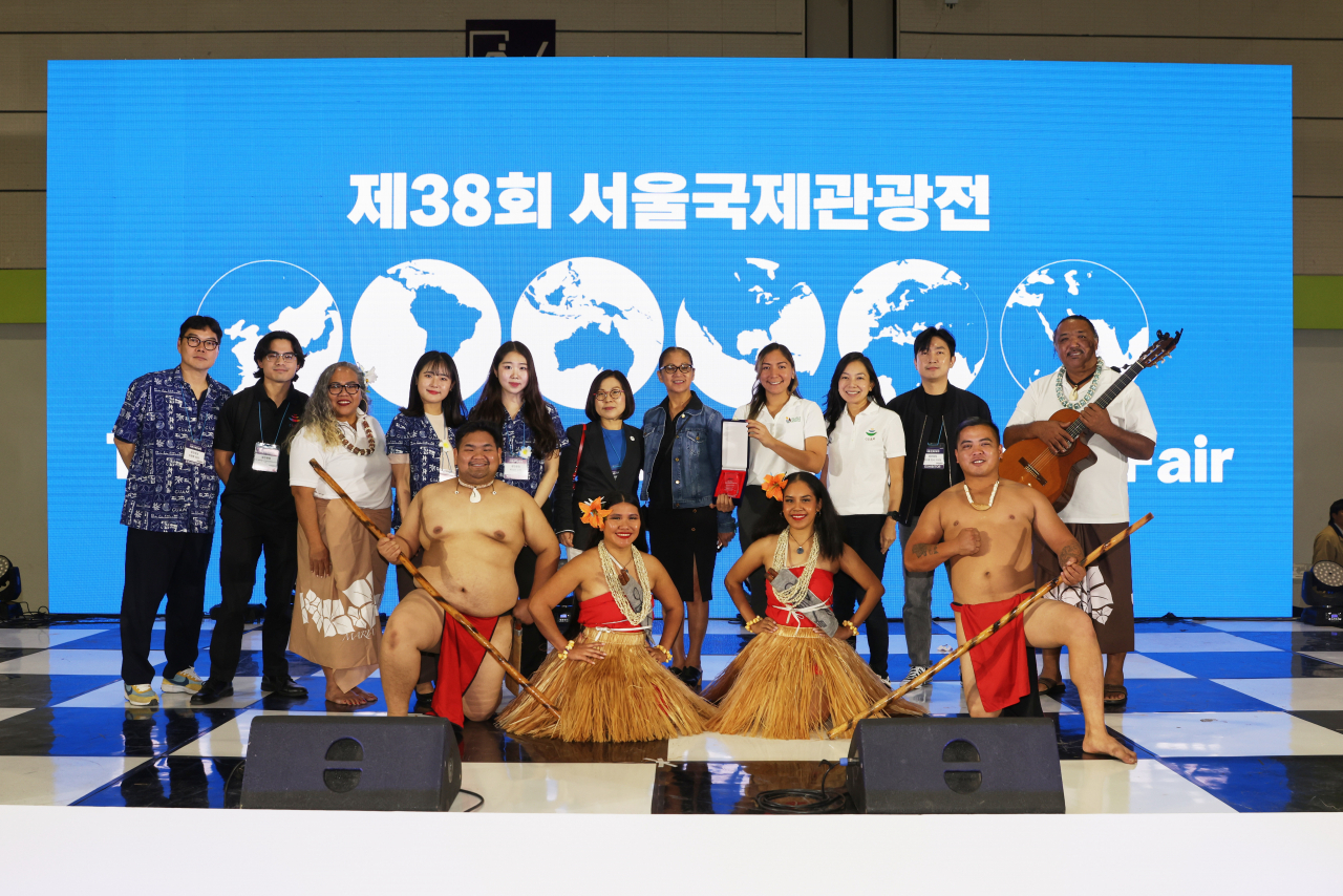 서울국제관광전에서 상을 받은 뒤, 괌 관광 민관이 기념촬영에 임하고 있다.