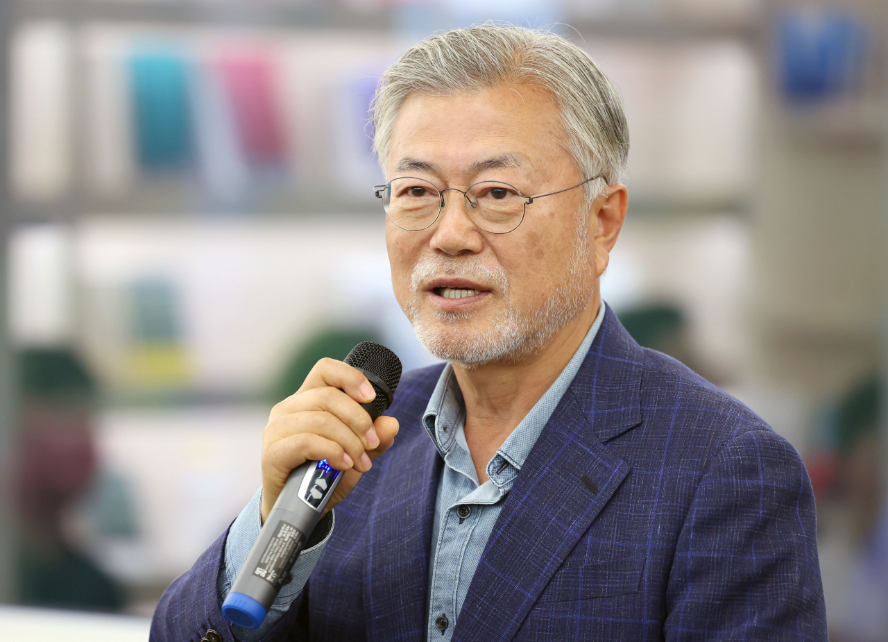 문재인 전 대통령이 27일 오후 경남 양산시 하북면 평산책방에서 오픈 기념 강연(정지아 작가와의 만남)에서 인사말하고 있다. [연합]