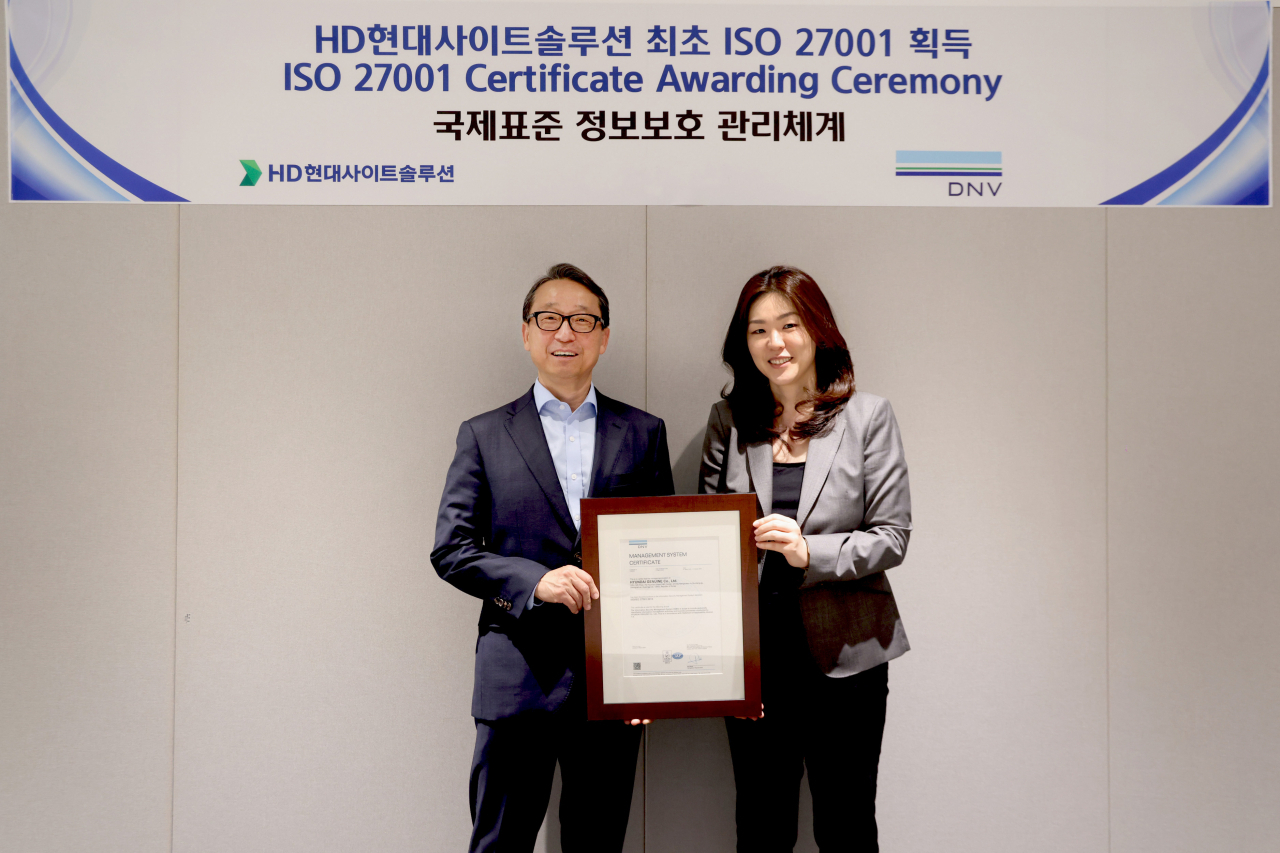 조영철(왼쪽) HD현대사이트솔루션 사장과 이소영 DNV코리아 대표가 ISO27001 인증 수여식에서 기념촬영을 하고 있다. [HD현대사이트솔루션 제공]