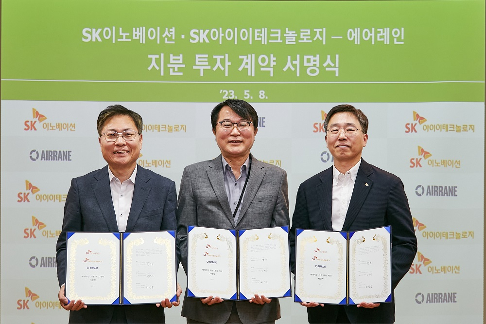 강동수(왼쪽부터) SK이노베이션 포트폴리오부문장과 하성용 에어레인 대표이사, 이병인 SK아이이테크놀로지 BM혁신실장이 8일 투자계약을 체결한 뒤 기념촬영을 하고 있다. [SK이노베이션 제공]