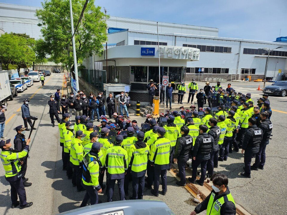 8일 오전 전북 완주군 봉동읍 일진하이솔루스 정문 앞에서 노조가 사측의 대체인력 투입에 항의하고 있다. 단체협상이 결렬되자 지난 2일 사측이 직장폐쇄에 나서면서 노조는 7일째 집회를 이어오고 있다. 연합뉴스