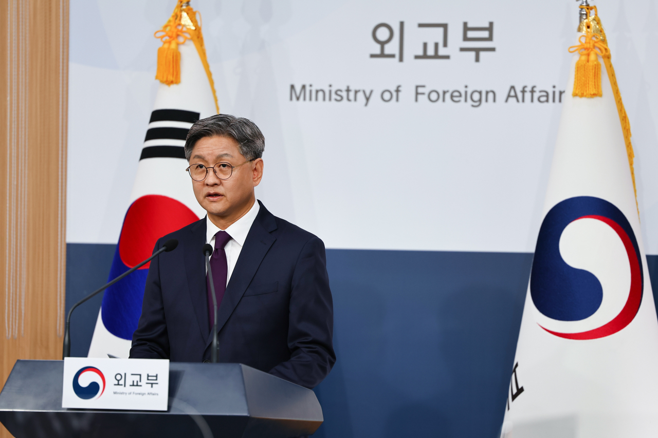 임수석 외교부 대변인이 8일 서울 종로구 외교부에서 재외동포청 소재지를 발표하고 있다. 이날 외교부는 오는 6월 5일 신설되는 재외동포청 본청을 인천에 두고, 통합민원실인 '재외동포서비스지원센터'는 서울 광화문에 마련한다고 발표했다. [연합]