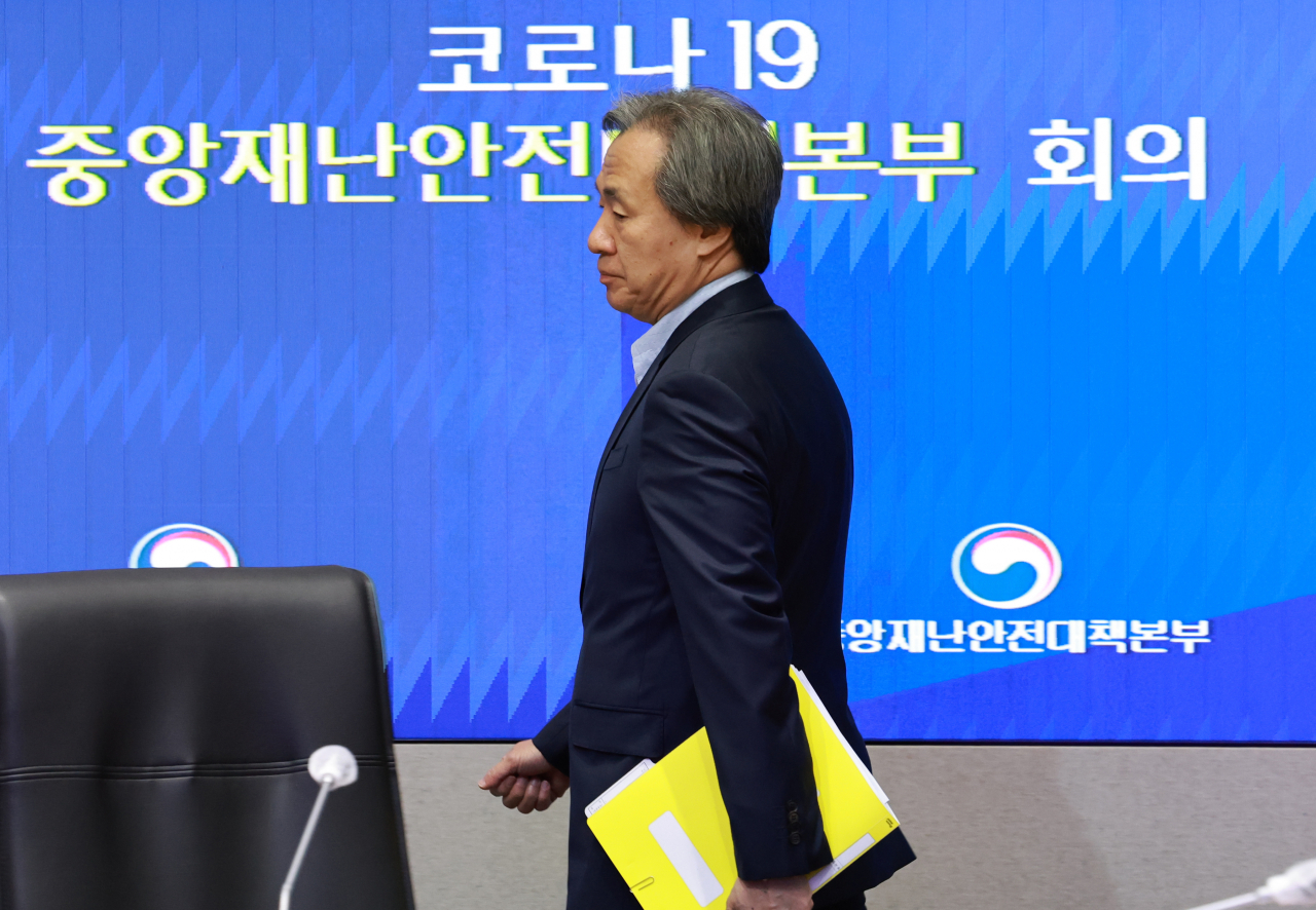 정기석 국가감염병위기대응자문위원장 겸 코로나19 특별대응단장이 3일 정부서울청사에서 코로나19 중앙재난안전대책본부 회의에 참석해 자리로 향하고 있다. [연합]