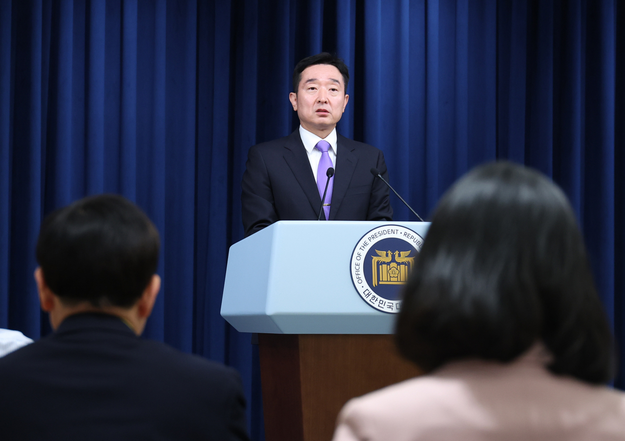 이도운 대통령실 대변인이 8일 오후 서울 용산 대통령실 청사에서 윤석열 대통령의 수석비서관회의 발언을 소개하는 등 현안 브리핑을 하고 있다. [연합]