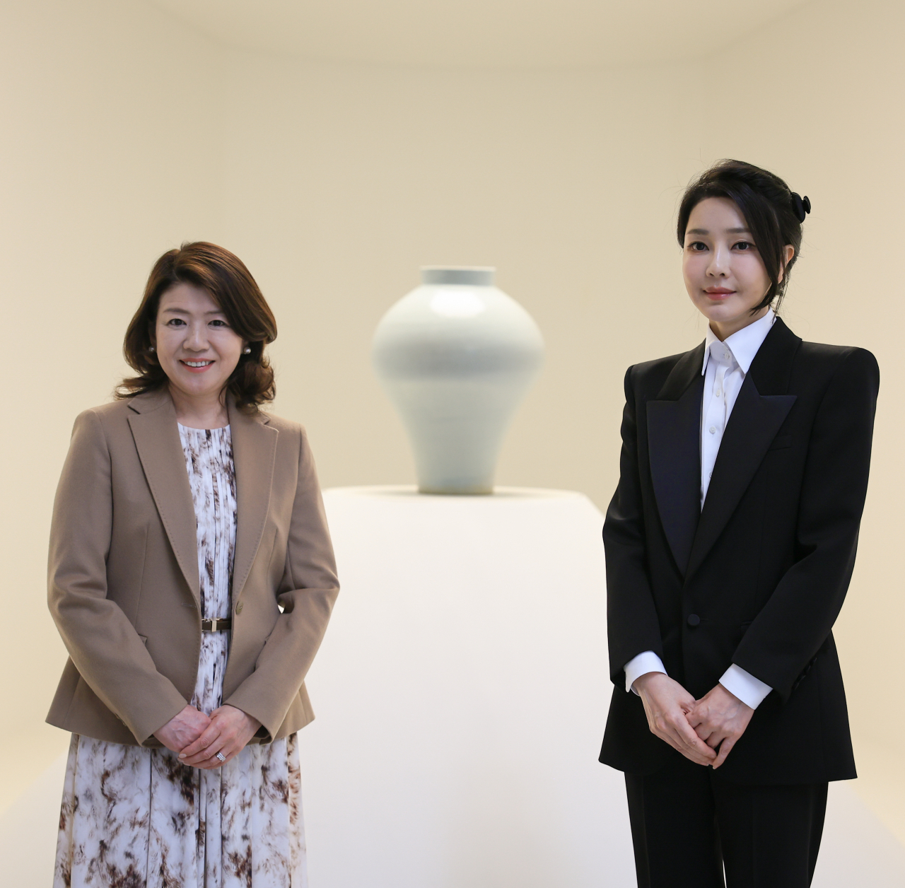 윤석열 대통령 부인 김건희 여사와 기시다 후미오 일본 총리 부인 유코 여사가 8일 서울 용산구 리움미술관에서 친교 일정을 하며 ‘조선의 백자, 군자지향’ 전시 작품을 관람한 뒤 기념 촬영을 하고 있다. [연합]