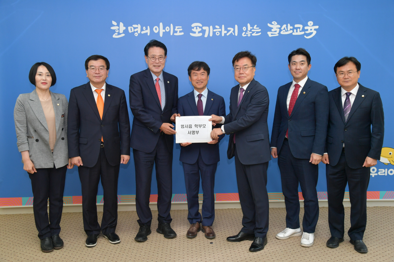 울산 울주군 출신 서범수(사진 왼쪽 다섯 번째) 국회의원과 이순걸(왼쪽 세 번째) 울주군수, 홍성우 울산시의회 교육위원장 등이 8일 천창수(가운데) 울산교육감에게 범서지역 과밀학급 해소 등을 담은 건의사항을 전달하고 있다. [사진=울주군]