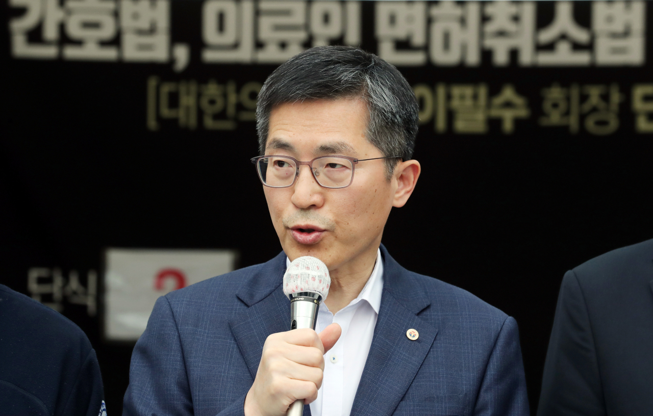 이필수 대한의사협회장이 28일 오후 서울 용산구 의협 회관 앞에서 간호법 철회를 촉구하는 대국민 서신을 발표하고 있다. 대한의사협회(의협), 대한간호조무사협회, 대한임상병리사협회, 대한병원협회, 대한치과의사협회 등 13개 단체가 구성한 보건복지의료연대(의료연대)는 이날 간호법 제정으로 '원팀'으로 기능해야 할 보건의료시스템 붕괴의 원인을 제공한 사실에 (정치권에) 깊은 분노와 유감을 표명한다고 비판했다. [연합]