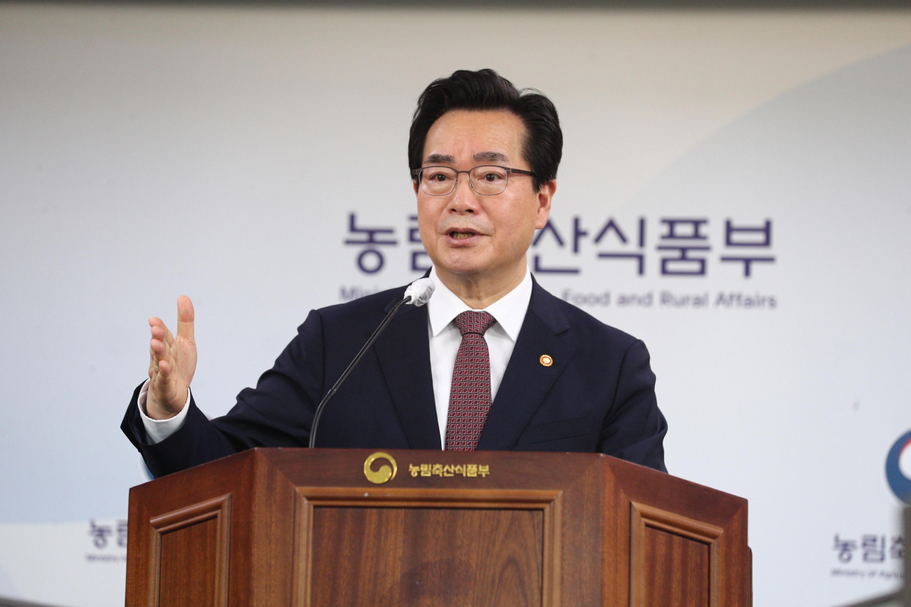 정황근 농림축산식품부 장관이 8일 정부세종청사에서 취임 1주년 기자간담회를 갖고 지난 1년 동안의 농정 성과와 향후 정책 방향에 대해 설명하고 있다. [농림축산식품부 제공]