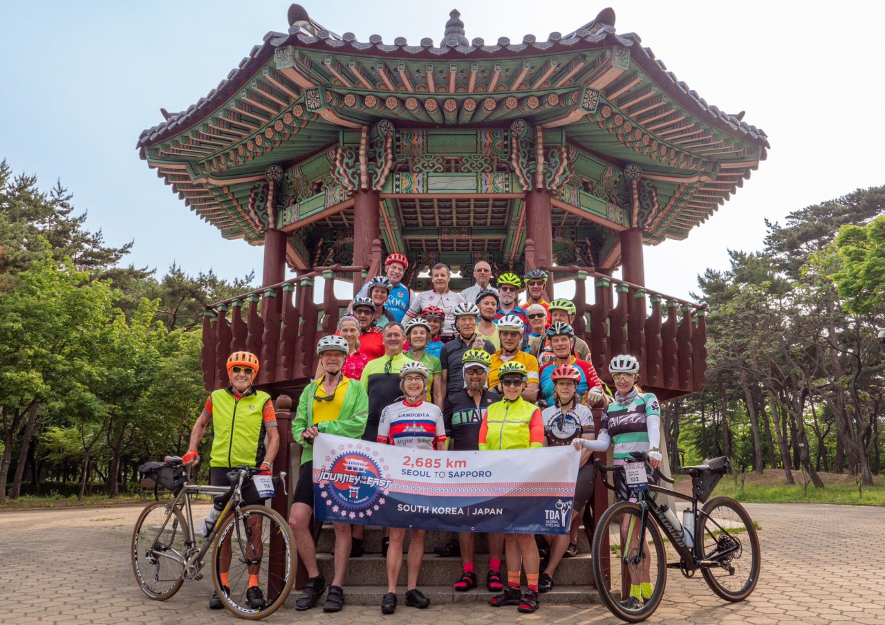 캐나다 티디에이 글로벌 사이클링(TDA Global Cycling) 회원들이 지난 4일 서울 여의도공원의 팔각정에서 단체사진을 찍고 있다.