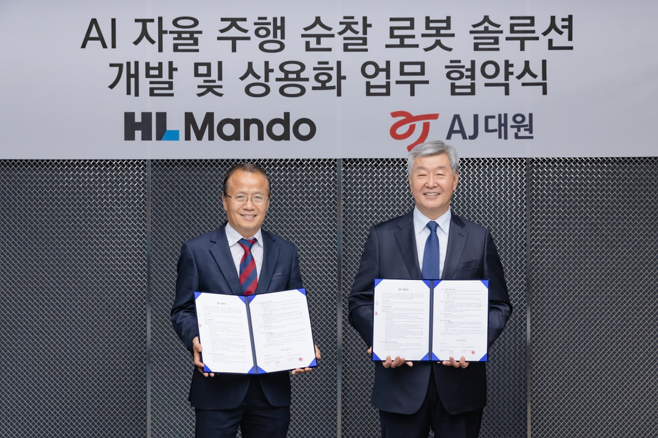 최성호(왼쪽) HL만도 부사장과 김종성 AJ대원 부사장이 협약 체결 후 기념촬영을 하고 있다. [HL만도 제공]