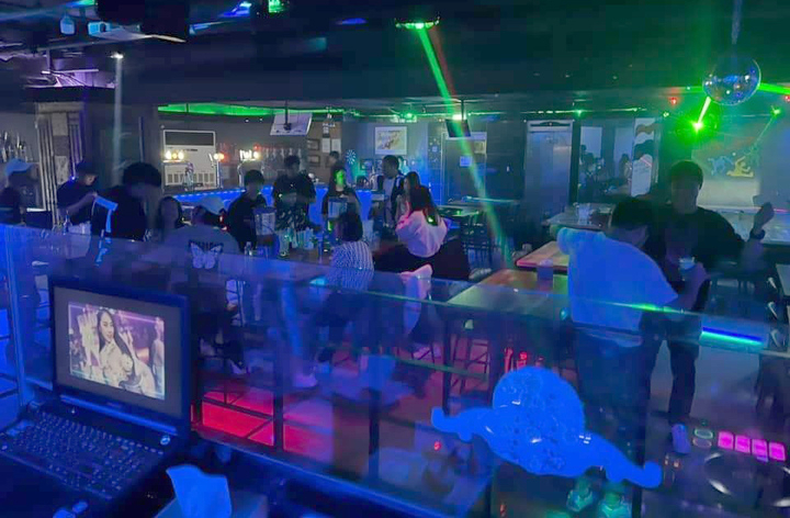 외국인 불법 체류·고용 사실이 무더기 적발된 광주 소재 외국인전용클럽 내부 모습. [광주출입국·외국인사무소]