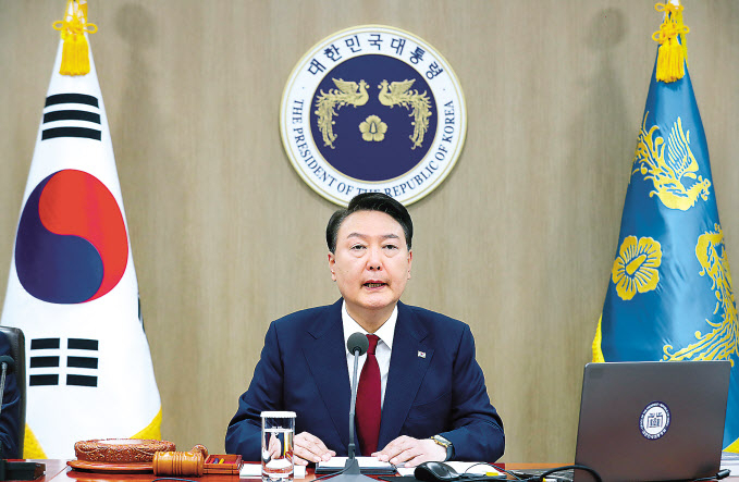 윤석열 대통령이 9일 서울 용산 대통령실 청사에서 열린 국무회의에서 발언하고 있다. 윤 대통령은 한일 정상회담의 성과와 다음주 주요 7개국(G7) 정상회의에서의 한미일 정상회담 계획 등을 밝혔다. [연합]