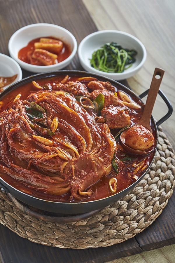 김치 묵은지로 맛을 낸 닭볶음탕.