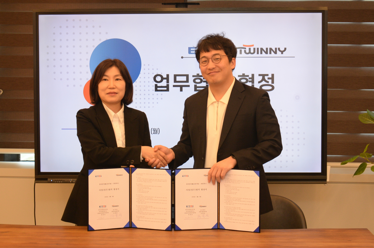 최정단(오른쪽) ETRI 모빌리티로봇연구본부장과 천홍석 트위니 대표가 업무협력(LOI)를 체결하는 모습.[ETRI 제공]