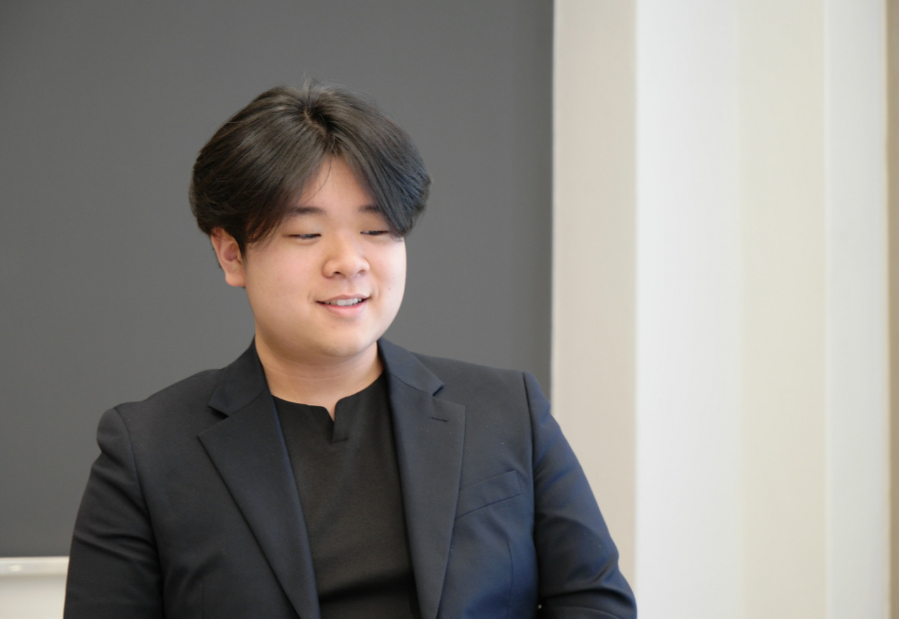 ‘첼로 영재’부터 K-클래식 스타에 이르기까지&hellip;. ‘화려한 수식어’가 부담일 수 있지만, 한재민은 “수사에 대한 부담을 느끼거나 그것을 크게 의식하진 않는다”고 말했다. [빈체로 제공]