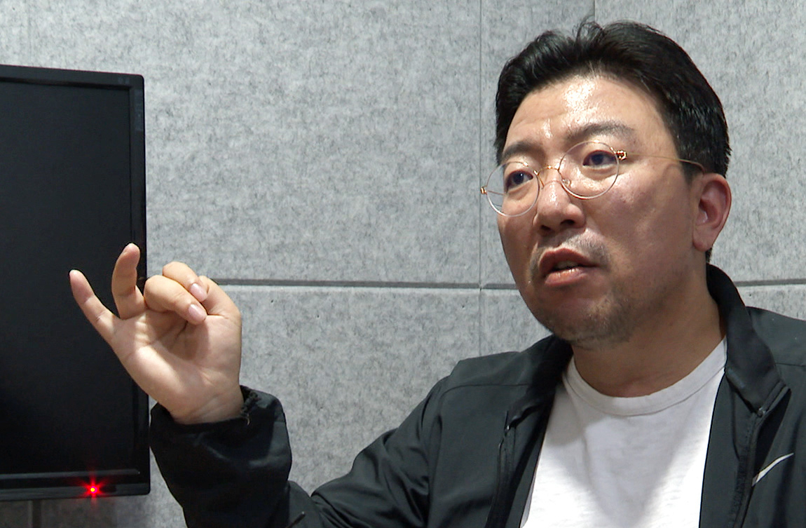 Ra Deok-yeon, a key suspect in a large-scale stock manipulation case, speaks in an interview with Yonhap News TV in Seoul, in this file photo taken last Monday. (Yonhap)