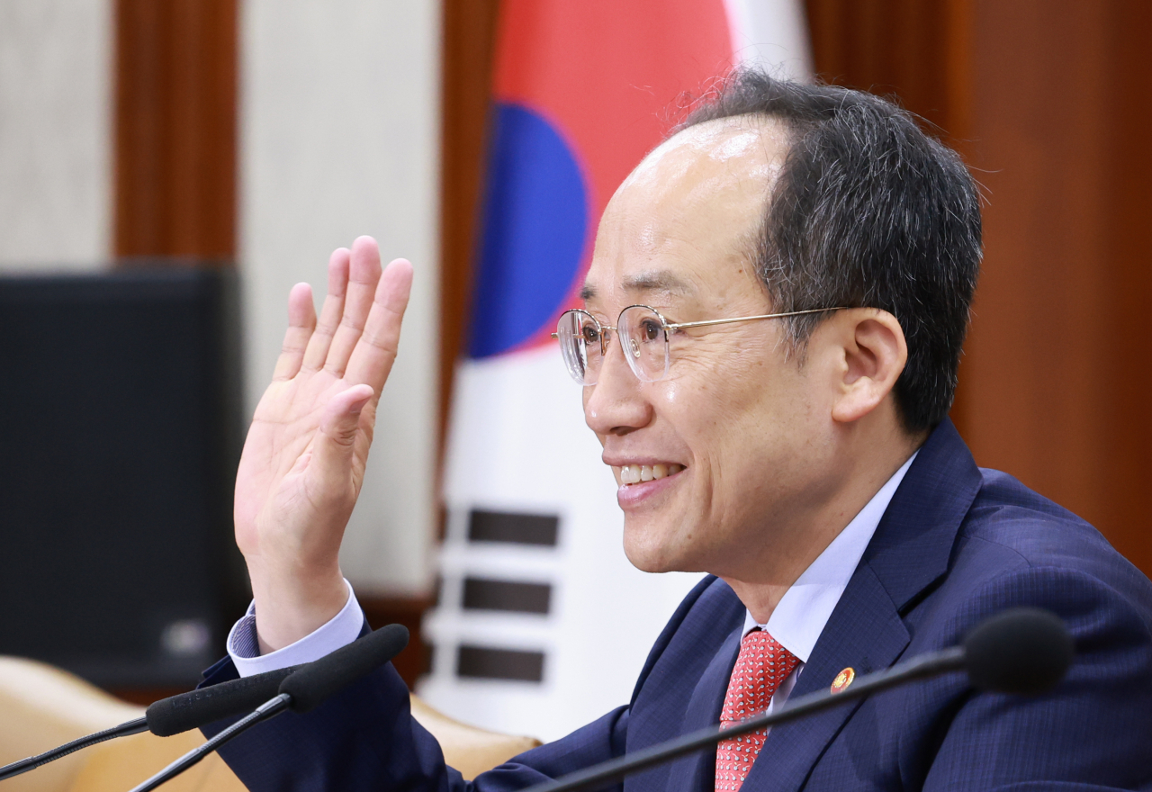 추경호 경제부총리 겸 기획재정부 장관이 8일 정부서울청사에서 열린 대외경제장관회의에 참석해 영상회의로 정부세종청사에 참석한 장관들을 향해 인사하고 있다. [연합]