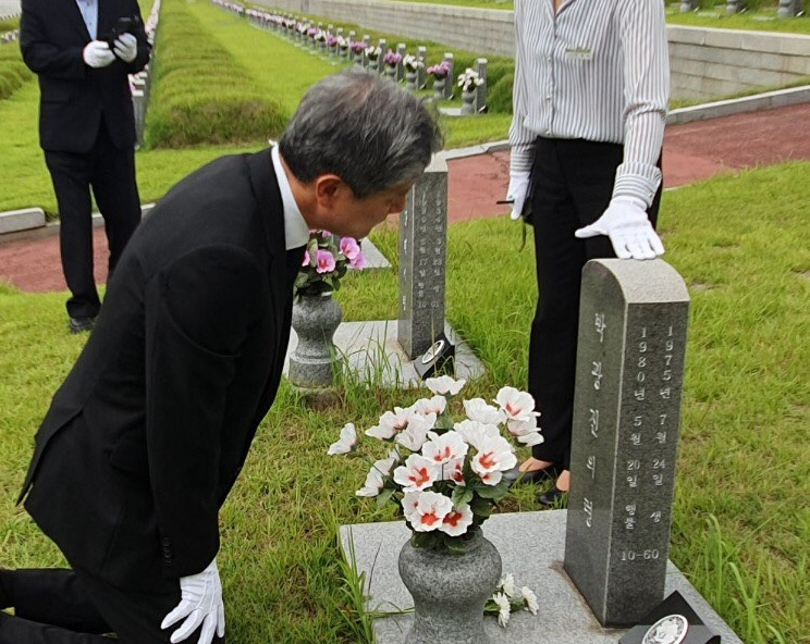 지난 2020년 국립 5·18 민주묘지를 참배한 노재헌 동아시아문화센터 이사장. [헤럴드경제DB]