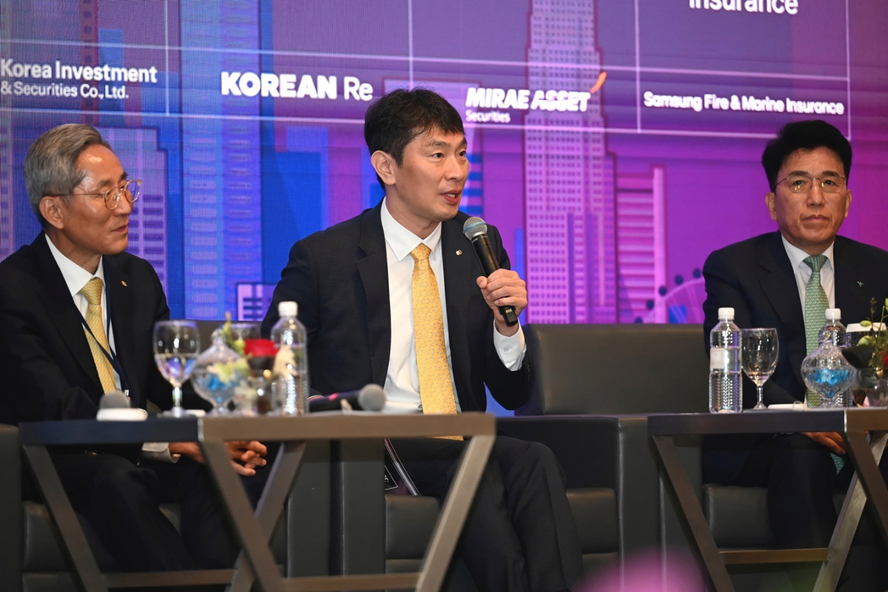 Financial Supervisory Service Gov. Lee Bok-hyun (center) talks at an "Invest K-finance: Singapore IR 2023" event in Singapore on Tuesday, with Hana Financial Group Chairman Ham Young-joo (right) and KB Financial Group Chairman Yoon Jong-kyoo (left) in attendance. (Financial Supervisory Service)