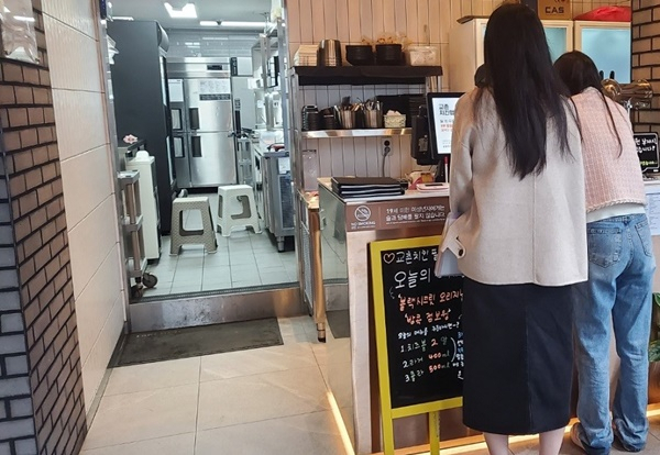 순천시 합동 점검반이 숙박업소 요금 안정을 도모하고 있다. [순천시 제공]