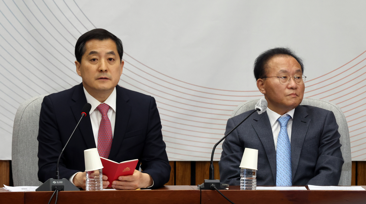 박대출 국민의힘 정책위의장이 9일 국회에서 원내대책회의를 하고 있다. 오른쪽은 윤재옥 원내대표. [연합]