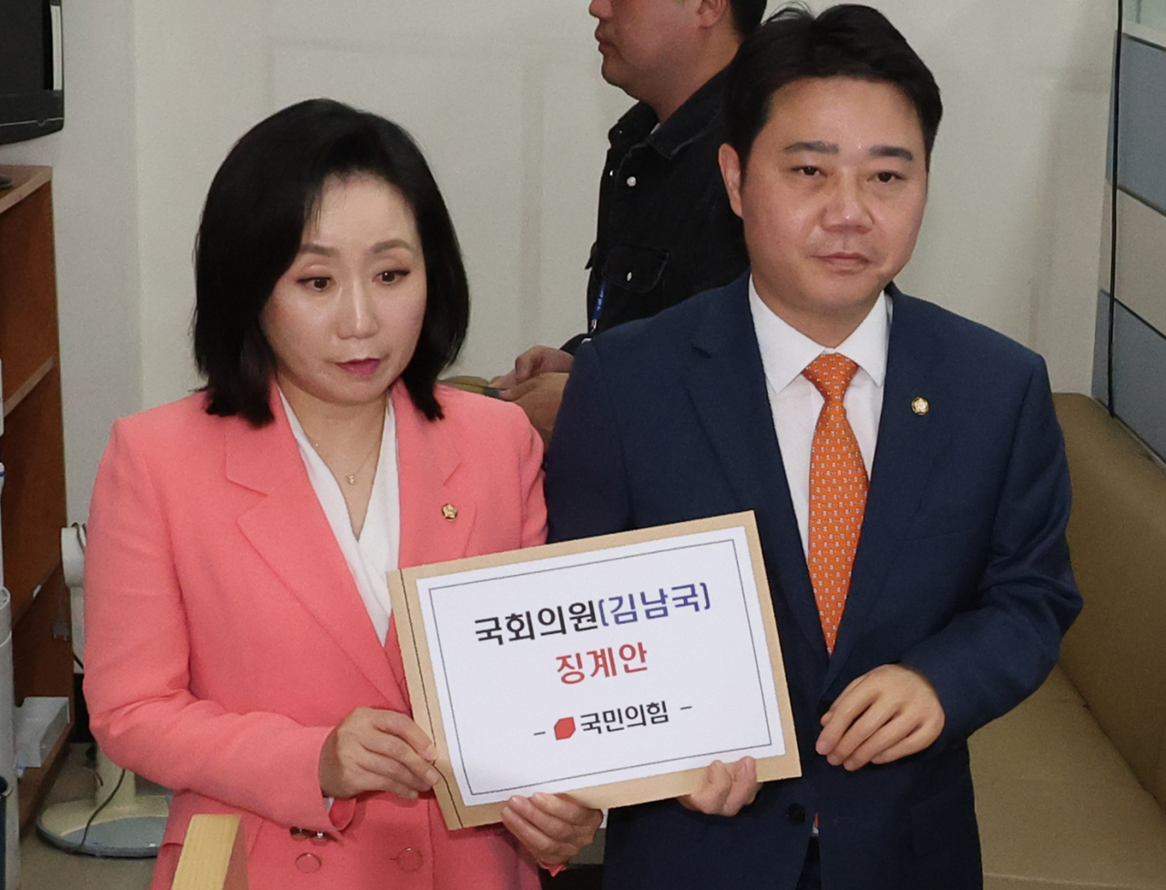 전주혜 국민의힘 원내대변인과 지성호 원내부대표가 8일 국회 의안과에 민주당 김남국 의원 징계안을 제출하고 있다. [연합]