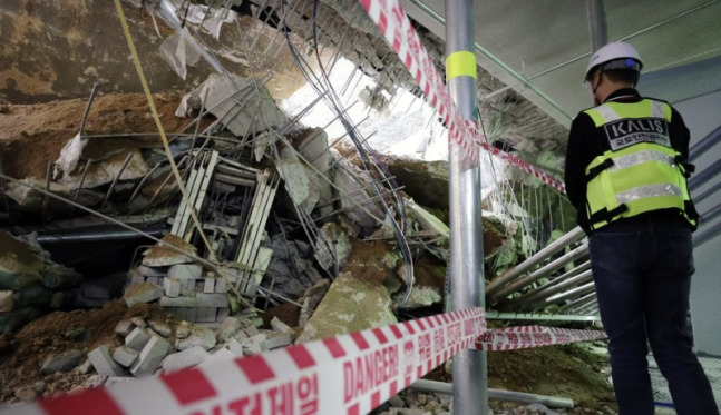 지난 달 29일 주차장 붕괴사고가 발생한 인천시 서구 검단신도시 모 아파트 신축 공사장에서 지난 2일 오후 국토교통부 사고조사관이 현장점검을 하고 있다. 연합뉴스