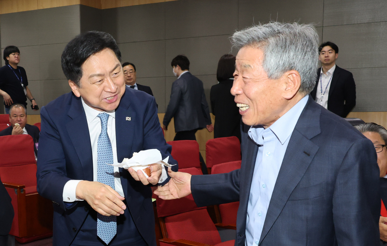 유인태 전 국회사무총장이 9일 오전 서울 여의도 국회 의원회관에서 열린 국민의힘 공부모임 국민공감에 참석하며 김기현 대표와 인사하고 있다. [연합]