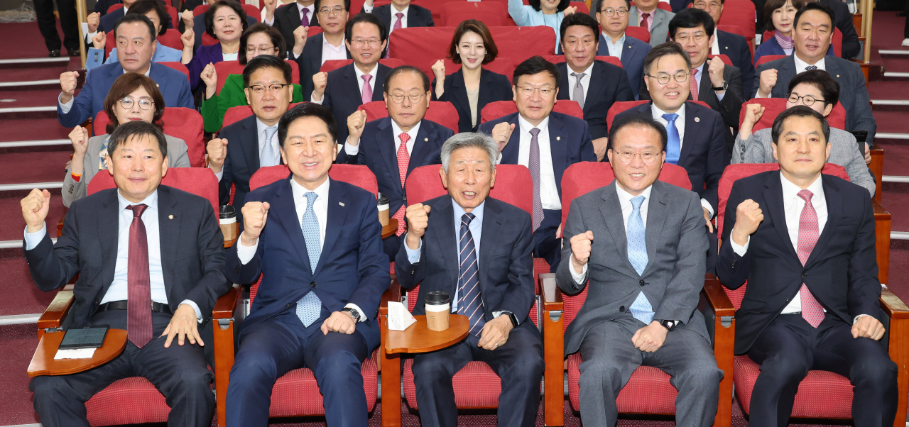 유인태 전 국회사무총장과 국민의힘 김기현 대표가 9일 오전 서울 여의도 국회 의원회관에서 열린 국민의힘 공부모임 국민공감에서 기념촬영하고 있다. 왼쪽부터 이철규 사무총장, 김기현 대표, 유인태 전 국회사무총장, 윤재옥 원내대표, 박대출 정책위의장. [연합]