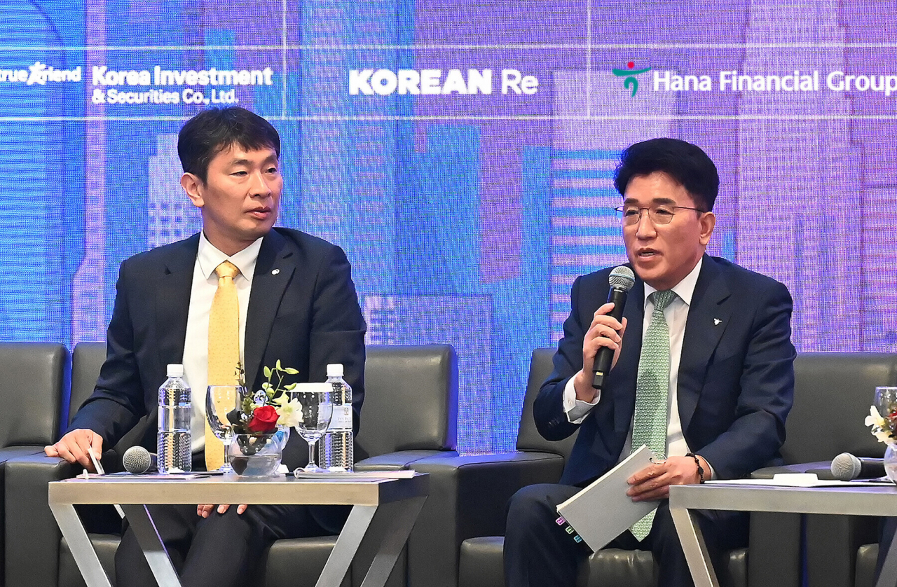 지난 9일 싱가포르 팬 퍼시픽 호텔에서 개최된 ‘금융권 공동 IR’에 참석한 이복현(왼쪽) 금융감독원장과 함영주 하나금융그룹 회장이 투자자들의 질문에 답변하고 있다.[하나금융 제공]
