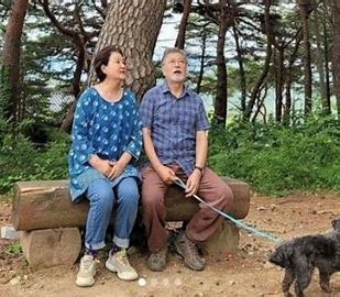 퇴임한 문재인 전 대통령 부부