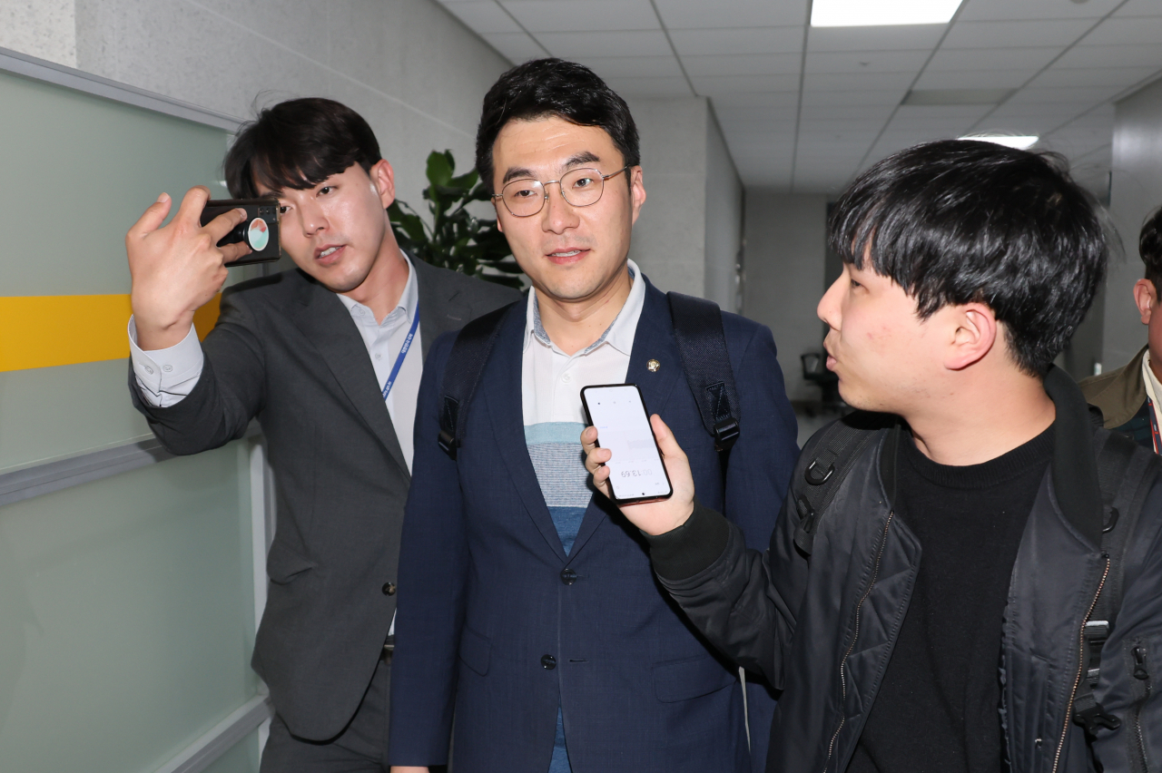 가상자산 보유 논란이 계속되고 있는 김남국 더불어민주당 의원이 9일 오후 국회 의원회관 의원실을 나서고 있다. [연합]