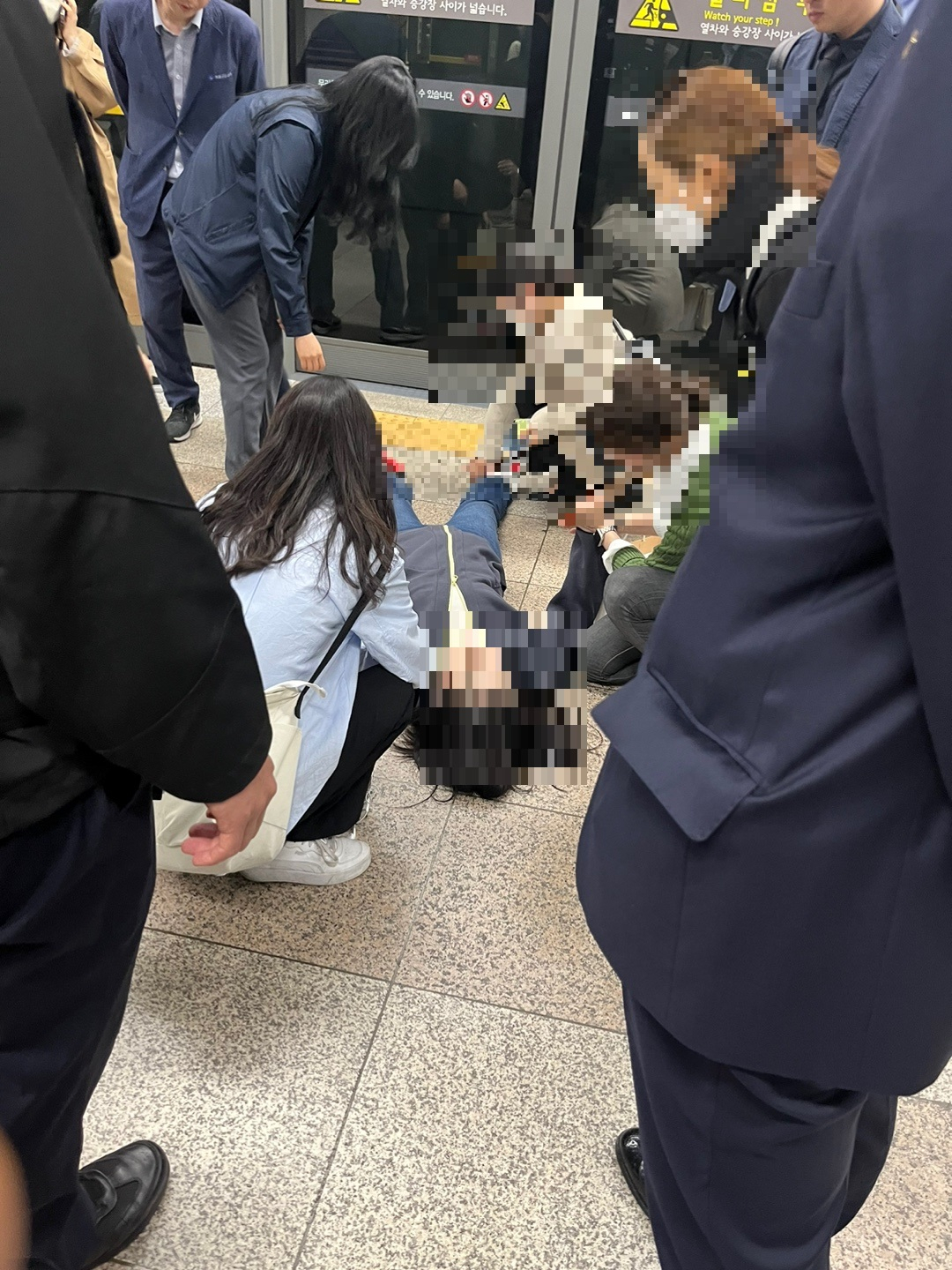 지난 9일 서울 지하철 5호선 광화문역에서 강승민(23·푸른색 셔츠)씨가 쓰러진 시민에 응급 조치를 하고 있다. [독자 제공]