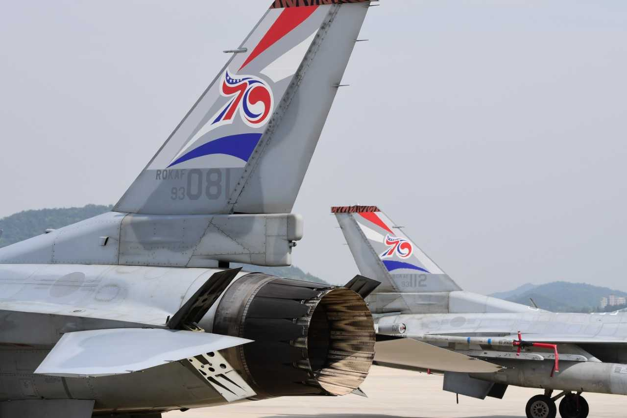 한미 공군은 한미동맹 70주년을 맞아 한국 공군 KF-16 4대와 미국 공군 F-16 3대의 수직꼬리날개에 한미동맹 70주년 기념 로고를 부착했다. 공군 KF-16 전투기에 기념 로고를 부착한 모습. [공군 제공]