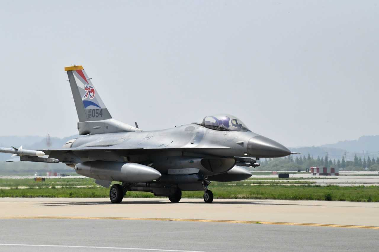 한미 공군은 한미동맹 70주년을 맞아 한국 공군 KF-16 4대와 미국 공군 F-16 3대의 수직꼬리날개에 한미동맹 70주년 기념 로고를 부착했다. 사진은 미 공군 F-16 전투기에 기념 로고를 부착한 모습. [공군 제공]