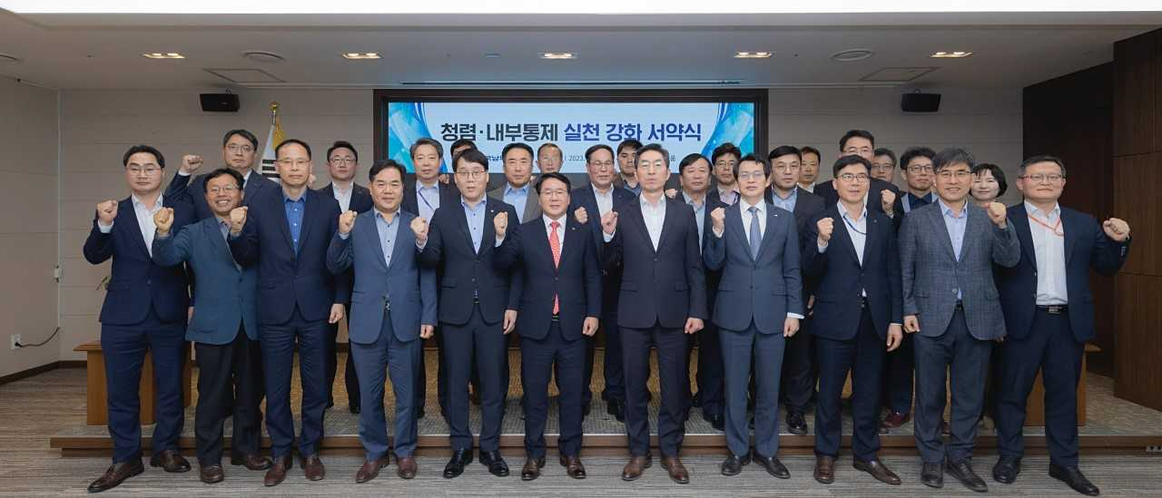 지난 9일 한국남부발전 부산 본사에서 이승우 한국남부발전 사장(오른쪽 여섯 번째)과 경영진, 경영간부들이 ‘청렴·내부통제 실천 강화 서약식’을 진행하고 있다. [사진=한국남부발전]