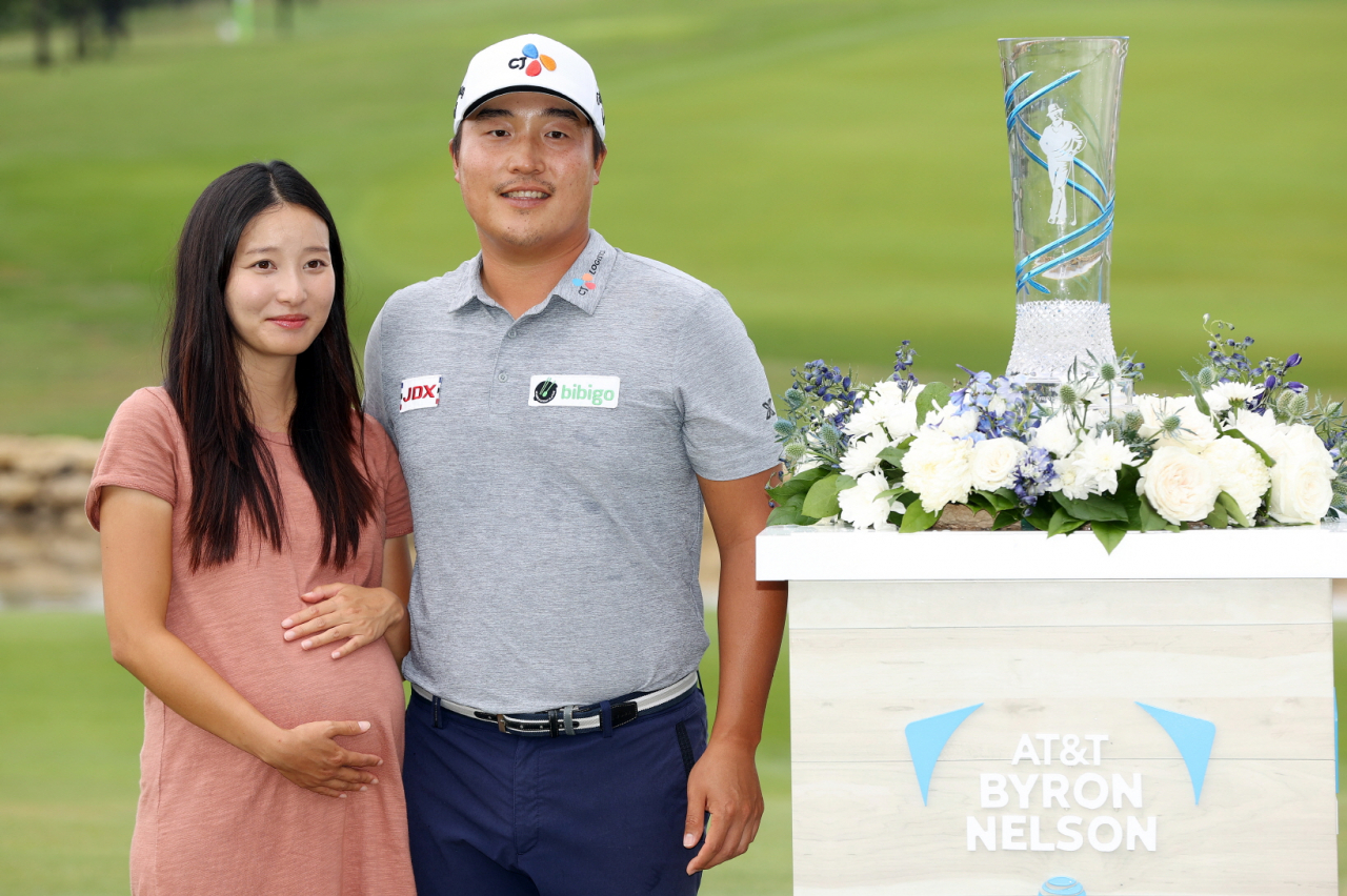 2021년 AT&T 바이런 넬슨 첫 우승 당시 이경훈과 아내 유주연씨.[PGA 투어 제공]