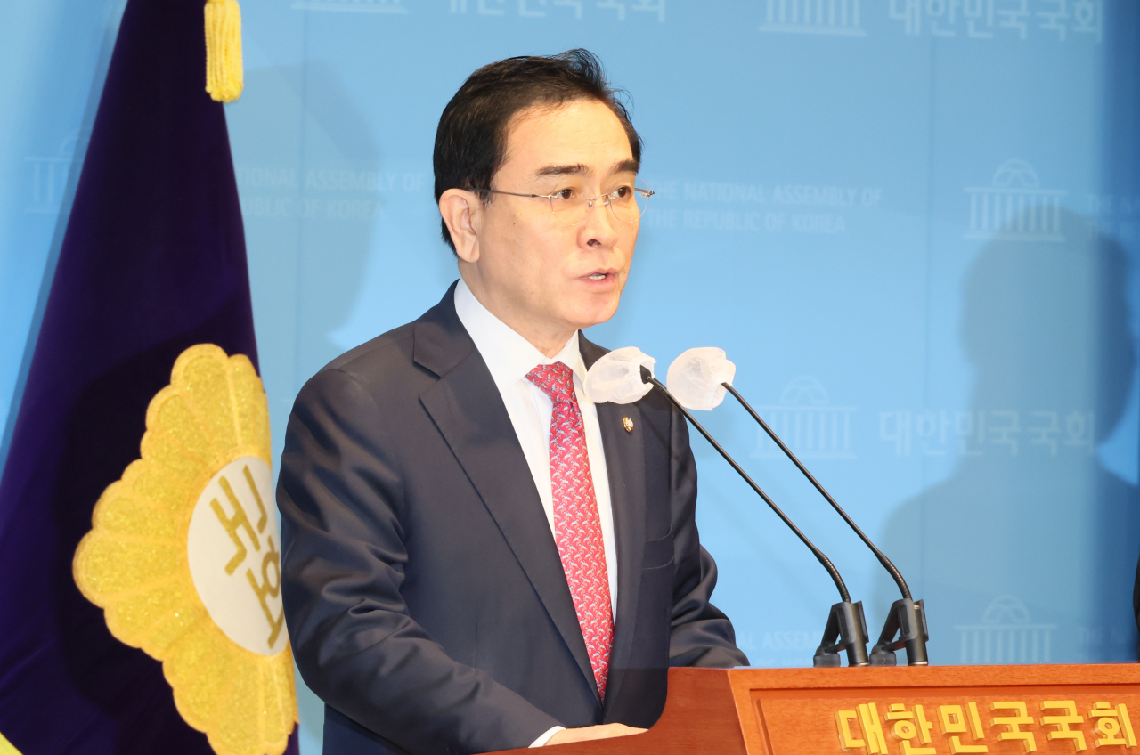 Rep. Tae Young-ho of People's Power Party announces his intention to voluntarily resign from the position of the Supreme Commissioner at a press conference at the National Assembly Communication Hall on Wednesday (Yonhap)