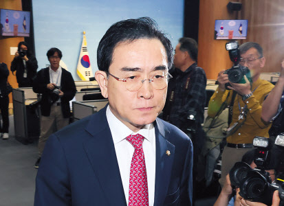 국민의힘 태영호 최고위원이 10일 오전 국회 소통관에서 기자회견을 열고 최고위원직 자진 사퇴 의사를 밝힌 뒤 나서고 있다. [연합]