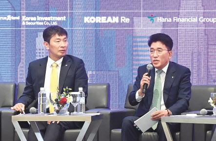 지난 9일 싱가포르 팬 퍼시픽 호텔에서 개최된 ‘금융권 공동 IR’에 참석한 이복현(왼쪽) 금융감독원장과 함영주 하나금융그룹 회장이 투자자들의 질문에 답변하고 있다. [하나금융 제공]