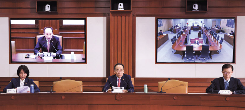 추경호(가운데) 경제부총리 겸 기획재정부 장관과 방문규(오른쪽) 국무조정실 실장, 이영 중소벤처기업부 장관이 8일 정부서울청사에서 열린 대외경제장관회의에 참석해 고용과 수출 확대, 기업 지원방안 등에 대해 논의하고 있다. [연합]