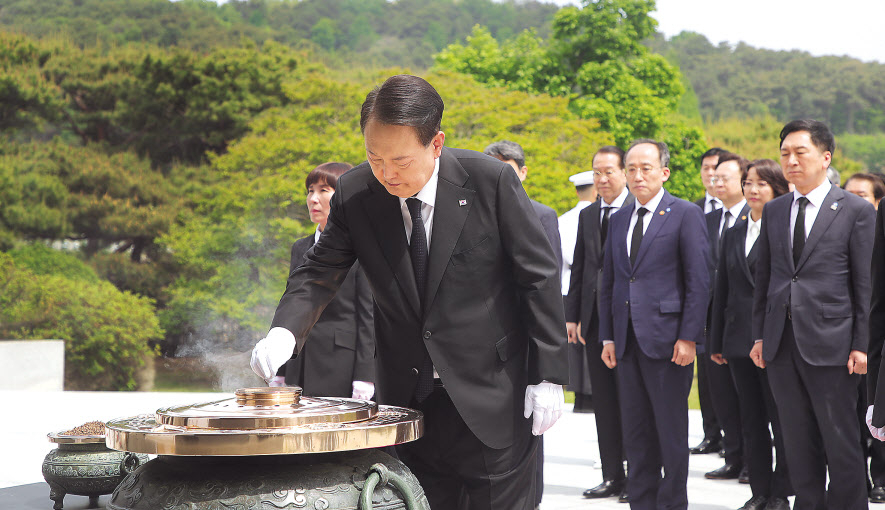 윤석열 대통령이 취임 1주년인 10일 오전 서울 동작구 국립서울현충원을 찾아 참배하며 분향하고 있다. 윤 대통령은 이날 “새로운 국민의 나라를 만들기 위해 숨 가쁘게 달려온 1년이었다”며 “앞으로도 국민만 바라보고 일하겠다”고 밝혔다. 또 지난 1년 국정을 돌아보며 “위대한 국민과 함께 자유와 혁신의 나라를 만들겠다”고 했다. [연합]