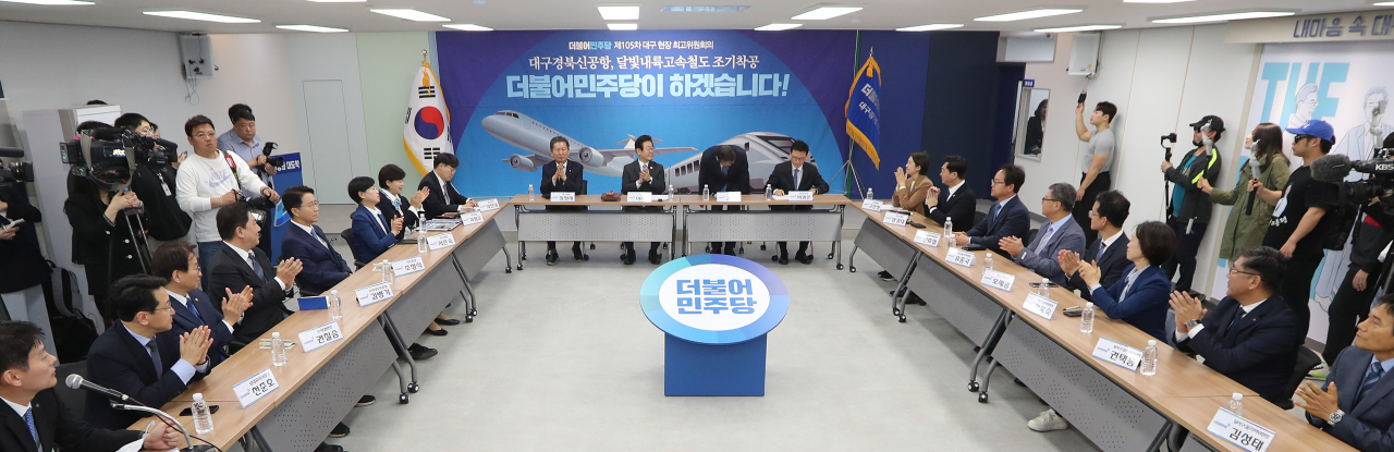 더불어민주당 이재명 대표가 10일 오전 대구 중구 민주당 대구시당 김대중홀에서 열린 대구 현장 최고위원회에 참석하고 있다. 연합뉴스
