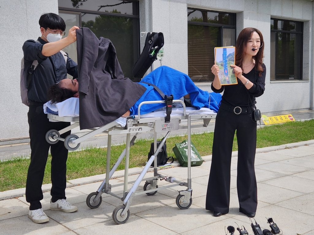 동생 억울함 호소하는 누나[연합]