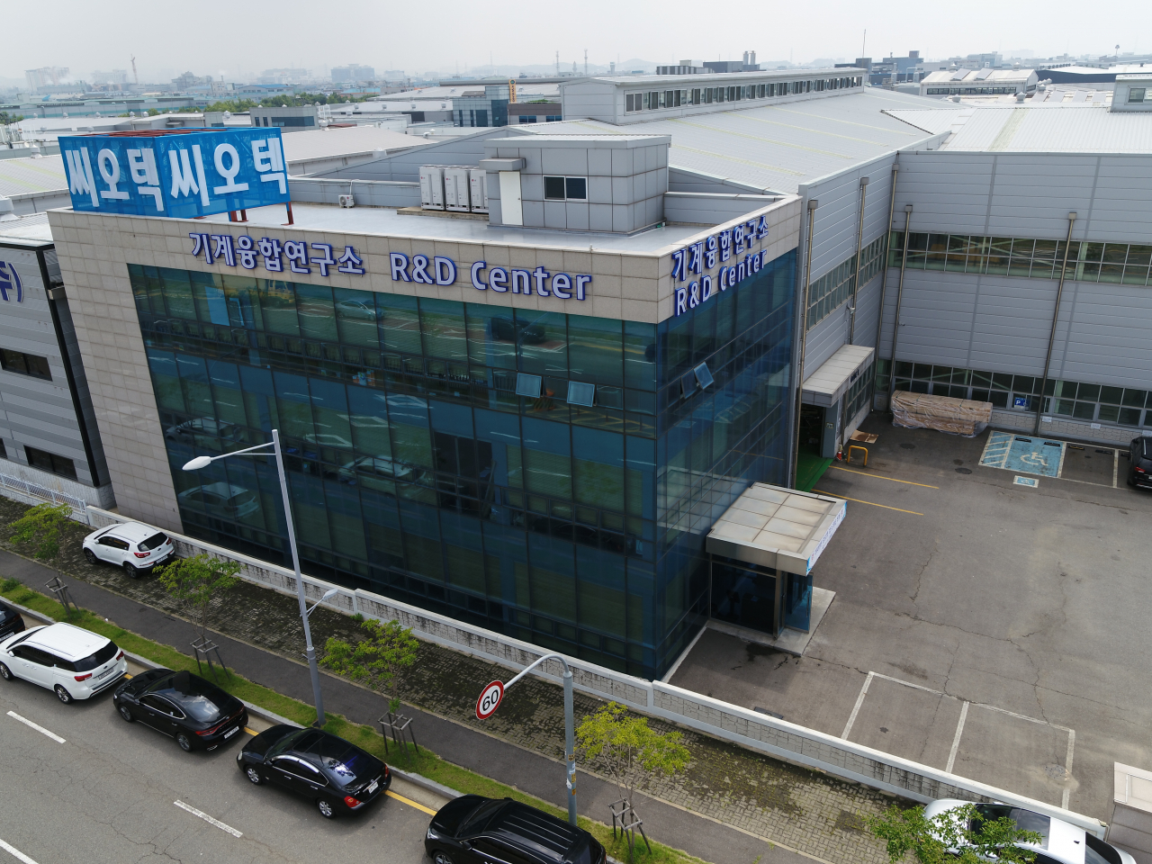 경기도 시흥시에 위치한 씨오텍 전경. 디스플레이 코팅장비 분야에서 전문성을 토대로 OLED 디스플레이를 비롯해 특히 전기차용 2차전지 장비를 공급하는 이 회사는 해외의존도를 줄인 장비의 국산화에 도전하면서 업력을 키워가면서 대한민국을 대표하는 강소기업을 꿈꾸고 있다.
