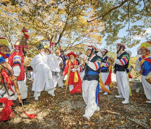 Pungmul performers play Imsil Pilbong Nongak, a type of Korean folk percussion passed down generations in Pilbong Village, Imsil-gun, North Jeolla Province. (CHA)