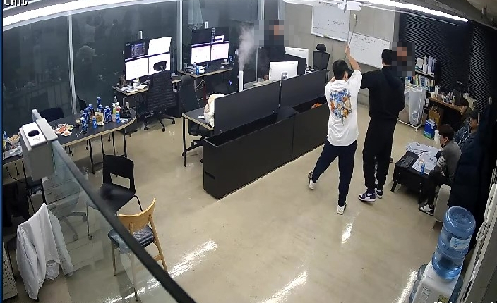 10일 서울경찰청 광역수사단 강력범죄수사대는 ‘코인트레이딩’을 빙자해 100억 원 상당을 갈취하고 피해자들을 감금·폭행한 조직폭력배 출신 피의자 등 16명 전원을 검거했다고 밝혔다. [서울경찰청 강력범죄수사대 제공]