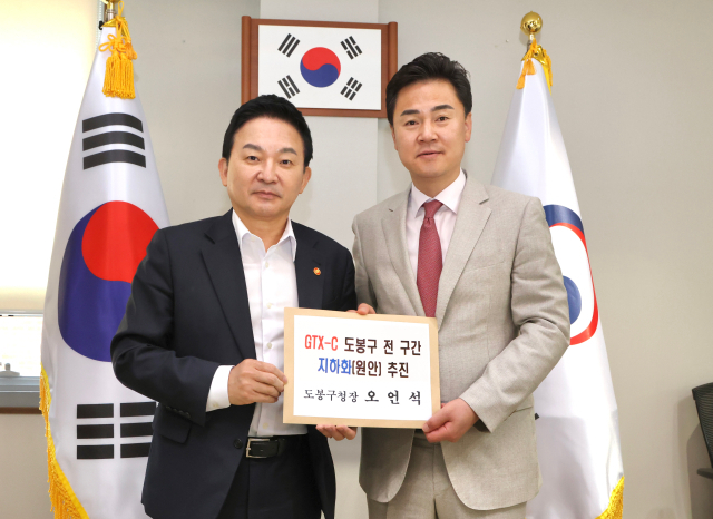 원희룡 국토부 장관(왼쪽)이 지난해 7월 오언석 도봉구청장과 만나 GTX-C 도봉구 전 구간 지하화 추진에 대해 논의했다. 원 장관은 이달 10일 오후 GTX-C구간 지하화가 최종 확정됐다고 발표했다. [도봉구]